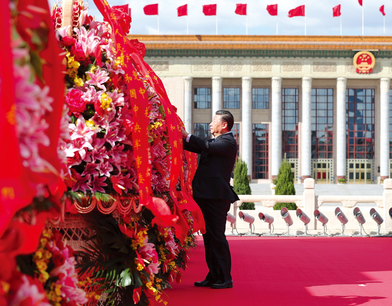 2018年9月30日上午,党和国家领导人习近平、李克强、栗战书、汪洋、王沪宁、赵乐际、韩正、王岐山等来到北京天安门广场,出席烈士纪念日向人民英雄敬献花篮仪式。这是习近平整理花篮上的缎带。 新华社记者 谢环驰/摄 2018年9月30日上午,党和国家领导人习近平、李克强、栗战书、汪洋、王沪宁、赵乐际、韩正、王岐山等来到北京天安门广场,出席烈士纪念日向人民英雄敬献花篮仪式。这是习近平整理花篮上的缎带。 新华社记者 谢环驰/摄
