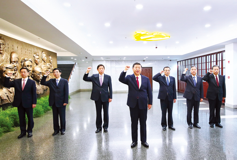 2017年10月31日,中共中央总书记、国家主席、中央军委主席习近平带领中共中央政治局常委李克强、栗战书、汪洋、王沪宁、赵乐际、韩正,瞻仰上海中共一大会址和浙江嘉兴南湖红船。这是31日上午,在上海中共一大会址纪念馆,习近平带领其他中共中央政治局常委同志一起重温入党誓词。 新华社记者 兰红光/摄 2017年10月31日,中共中央总书记、国家主席、中央军委主席习近平带领中共中央政治局常委李克强、栗战书、汪洋、王沪宁、赵乐际、韩正,瞻仰上海中共一大会址和浙江嘉兴南湖红船。这是31日上午,在上海中共一大会址纪念馆,习近平带领其他中共中央政治局常委同志一起重温入党誓词。 新华社记者 兰红光/摄