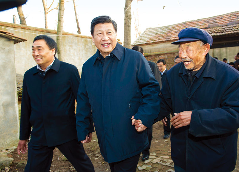 2013年11月24日至28日,中共中央总书记、国家主席、中央军委主席习近平在山东考察。 这是25日下午,习近平在地处沂蒙老区的临沭县曹庄镇朱村亲切地拉着83岁的“老支前”王克昌的手去他家看望。 新华社记者 谢环驰/摄 2013年11月24日至28日,中共中央总书记、国家主席、中央军委主席习近平在山东考察。 这是25日下午,习近平在地处沂蒙老区的临沭县曹庄镇朱村亲切地拉着83岁的“老支前”王克昌的手去他家看望。 新华社记者 谢环驰/摄